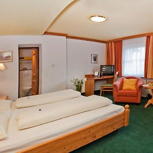 Zimmer mit Kingsize-Bett